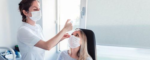 Drenaje de abscesos o quistes en cejas y párpados